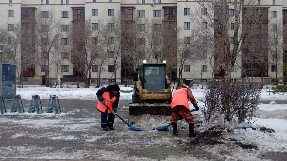 Астанада түнгі уақытта 1000-нан астам арнайы техника қар тазалау жұмысына шығады