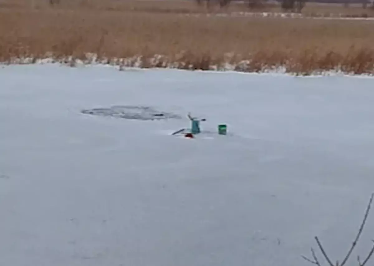 Рыбак провалился под лед и погиб в Акмолинской области