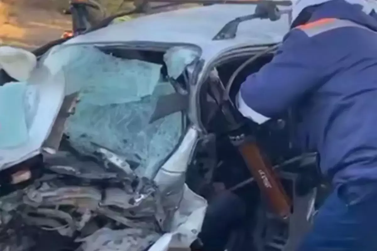 Водителя зажало в искореженной после ДТП кабине авто в Алматинской области