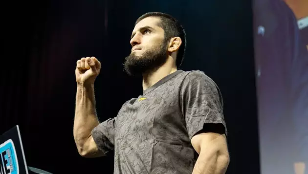 Махачеву "записали" поражение нокаутом в титульном бою в весе Рахмонова