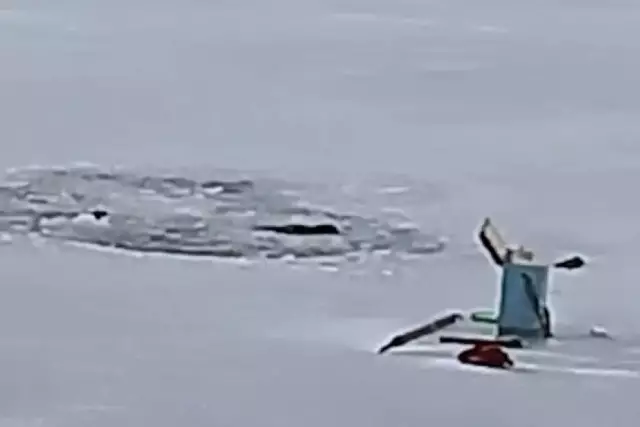 Ақмола облысында мұз опырылып балықшы суға кетті