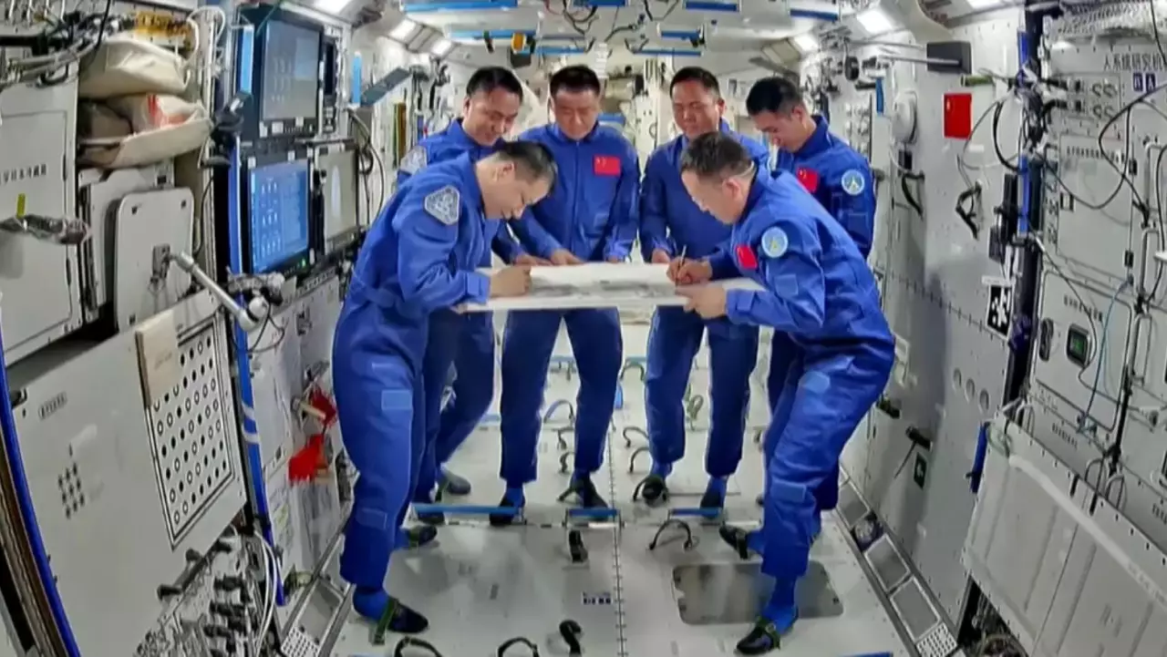 Қытай ғарышкерлері Жерге қайта алмай жатыр