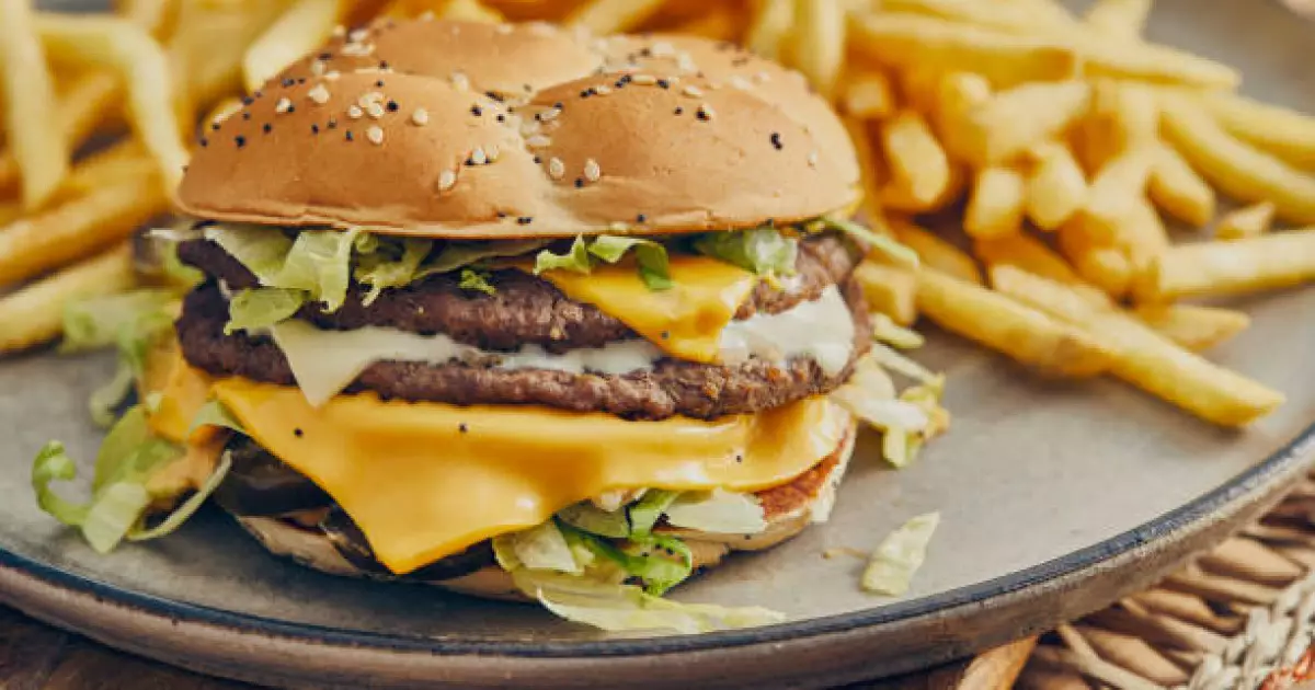   "Жүрек айнып, құсып, бас ауырған": Жамбылда оқушылар сэндвич пен бургерге уланып қалды   