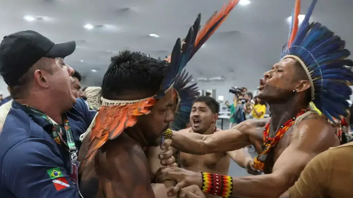 В Бразилии представители коренных народов Амазонии прорвались на климатический саммит