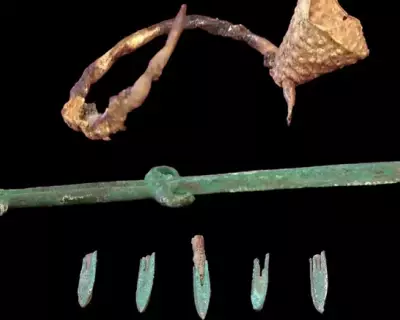 В степях Казахстана обнаружили древний курган с мечом-акинаком.