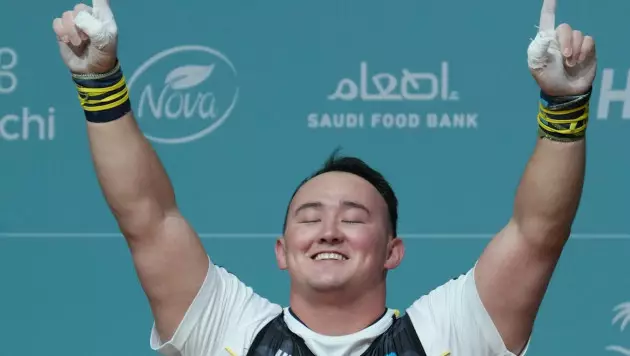 Бір жарыста үш алтын алған атлет жеңісін қазақ халқына арнады