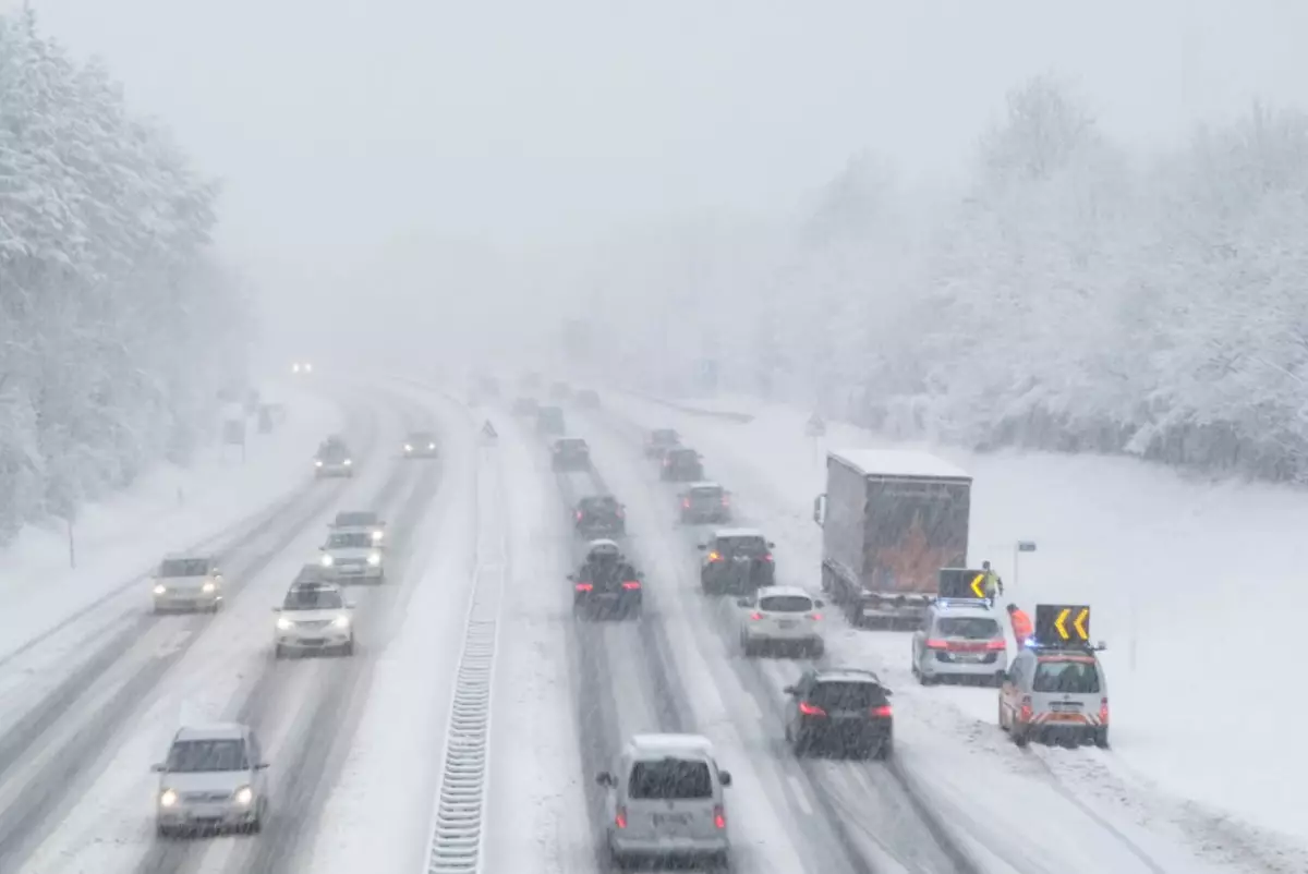 Гололёд и снег осложнят движение на трассах шести областей