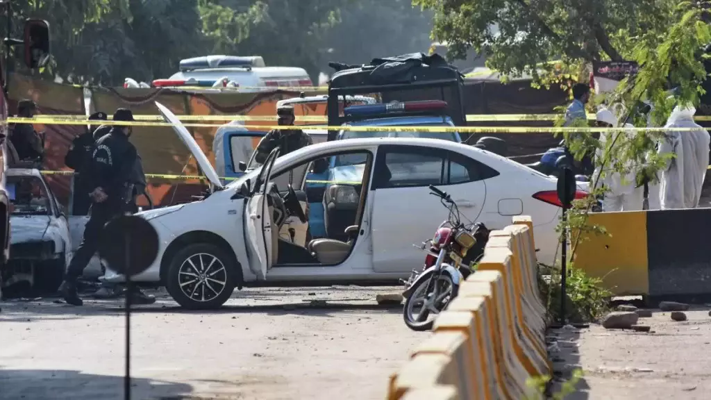 12 адам қаза тапты: Пәкістанда лаңкес сот ғимаратының алдында өзін жарып жіберді