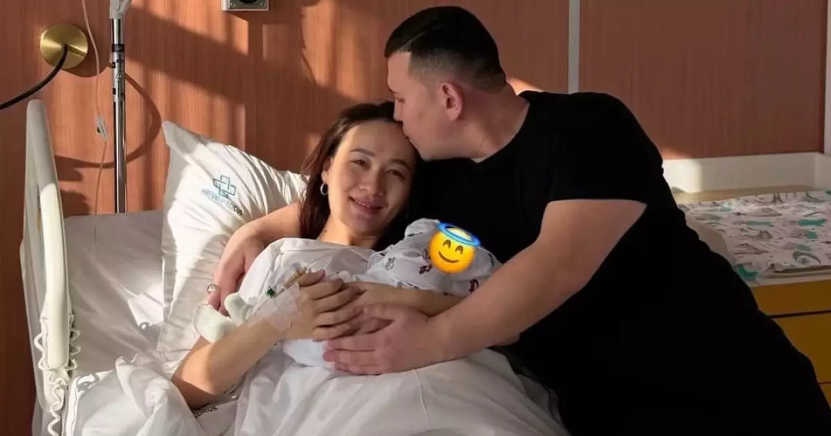  `Біз ата-ана болдық`: Белгілі блогер Елдос Калабок жұрттан сүйінші сұрады 