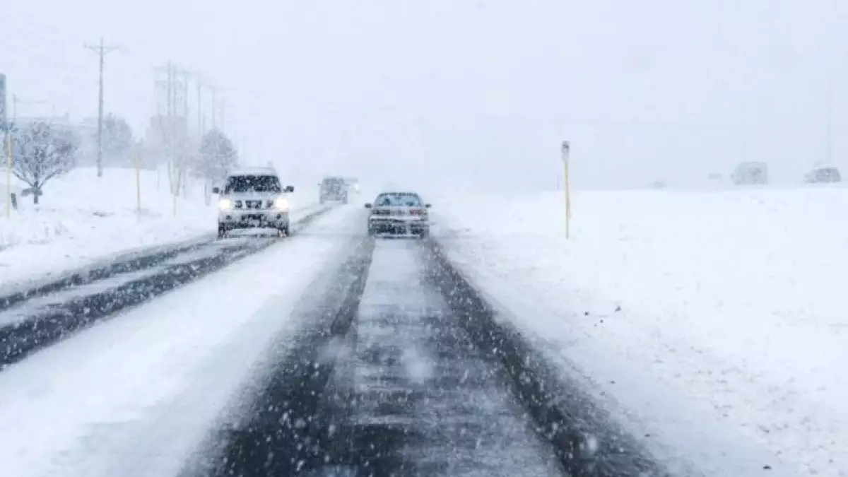 Қар мен көктайғақ: Қазақстанның 6 өңірінде жол қозғалысы қиындауы мүмкін