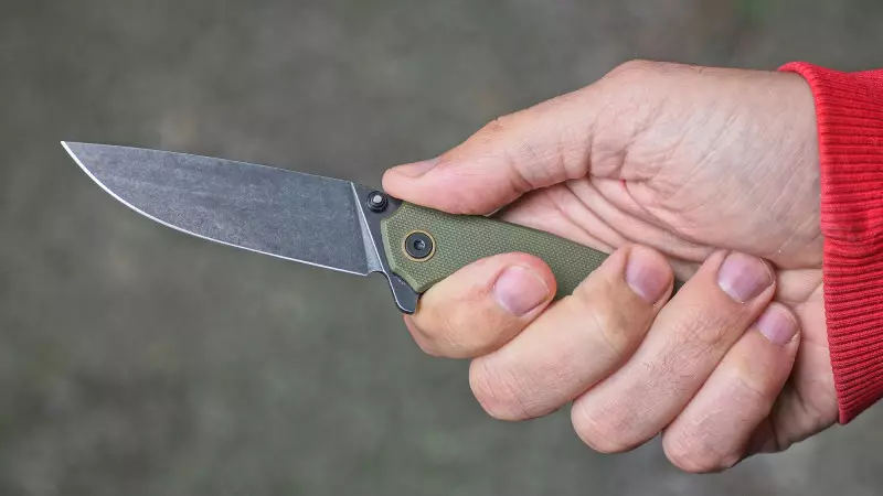 Өскеменде ер адам тұрғындарды пышақпен қуалаған