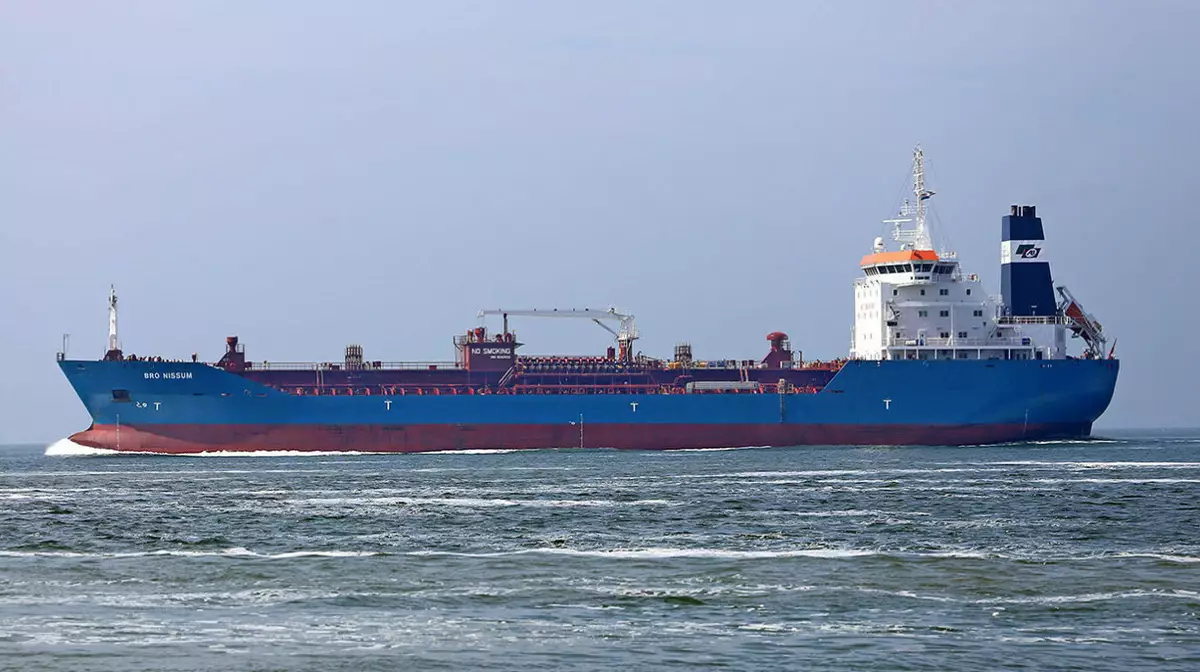 Санкции против "Роснефти" и "Лукойла" обрушили цену на российскую нефть