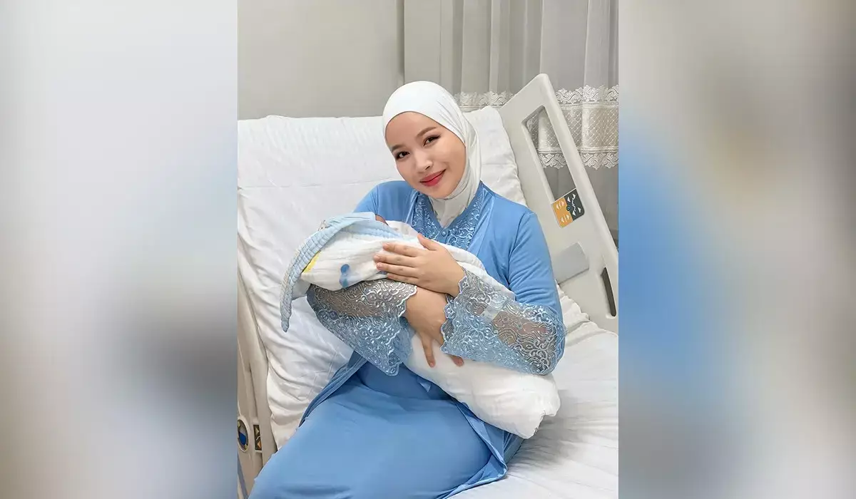 Кішкентай ханзадам: Абай Бегейдің 16 жасында тұрмысқа шыққан қызы ұлды болды (ВИДЕО)