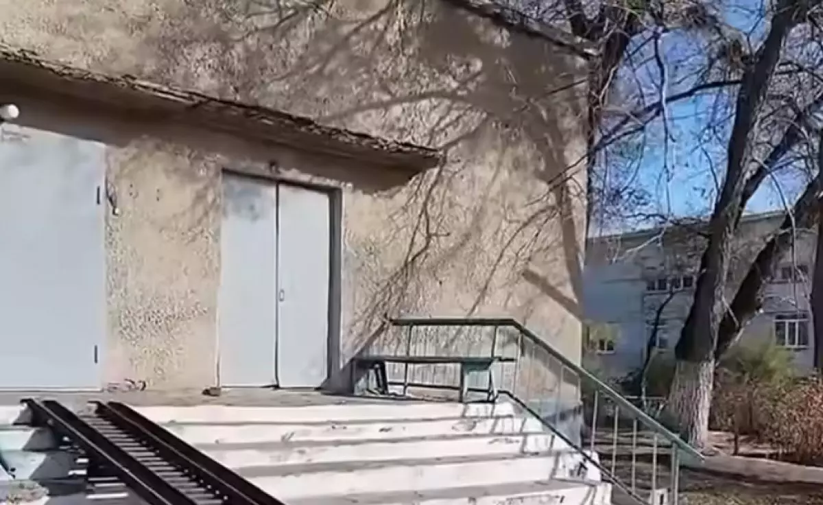 Казахстанцев встревожило состояние здания морга в Жезказгане