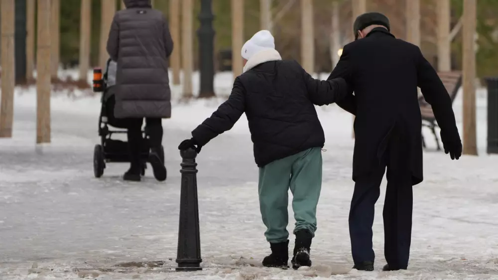 “Словно каток“: астанчане жалуются на скользкие тротуары
