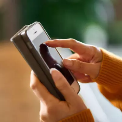 В Казахстане предложили запретить использование смартфонов в школах