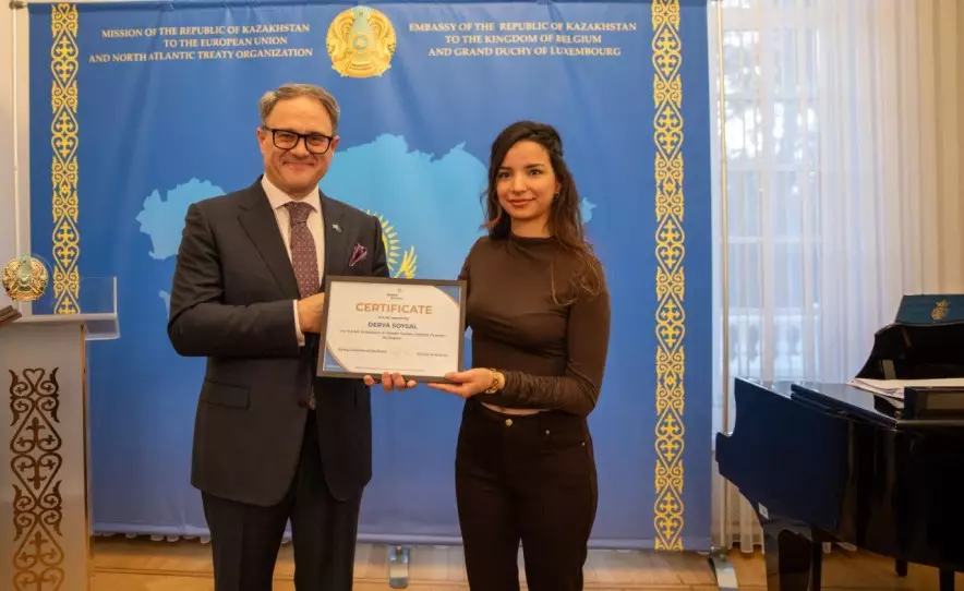 Журналистка из Бельгии получила звание Посла туризма Казахстана