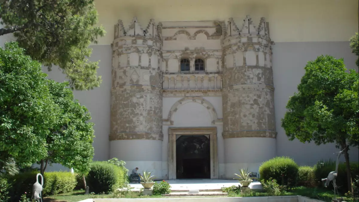 Танымал музейге ұрылар түсті