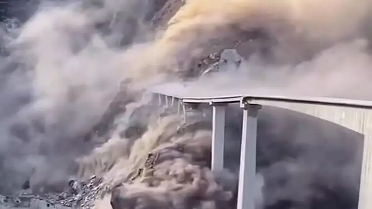 Автомобильный мост в Китае рухнул через несколько месяцев после открытия (видео) - новости на Lada.kz 12.11.2025