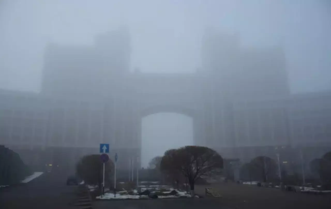 Астану накрыл густой туман