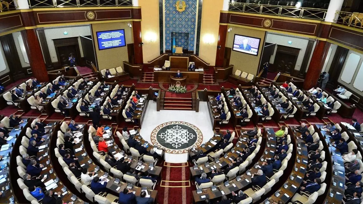 Мәжіліс ЛГБТ насихатына тыйым салу туралы жаңа заң қабылдады