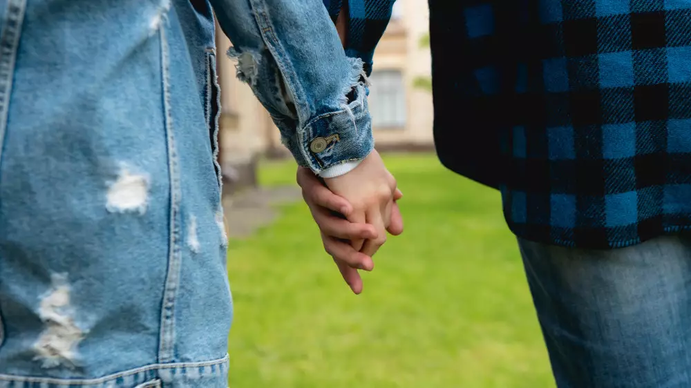 “Мужчины могут гулять, взявшись за руки“ - депутат ответил на вопрос о пропаганде ЛГБТ