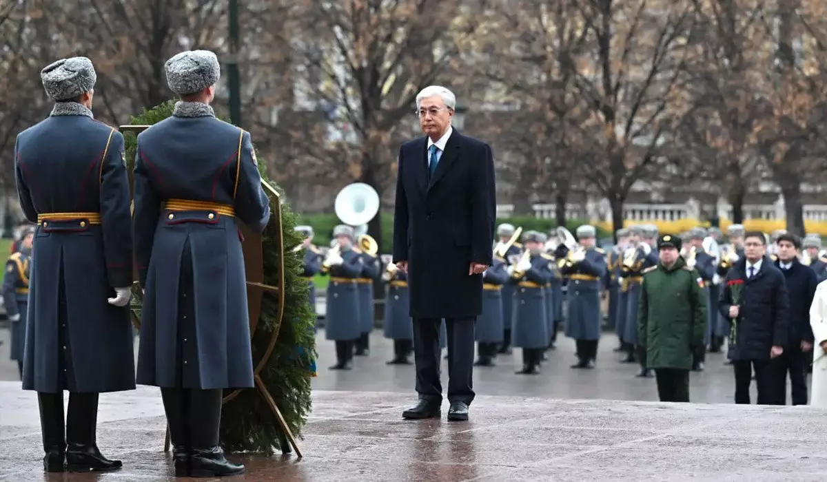 Токаев возложил цветы к Могиле неизвестного солдата в Москве (ВИДЕО)