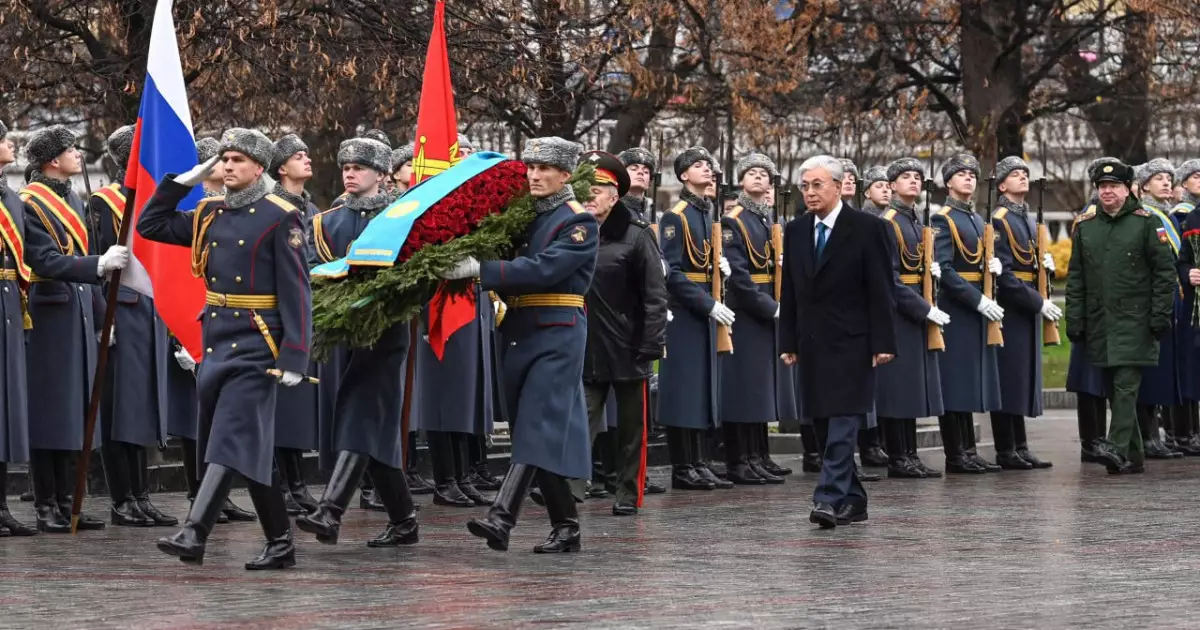   Тоқаев Мәскеудегі «Белгісіз жауынгер бейіті» ескерткіш мемориалына гүл шоғын қойды   