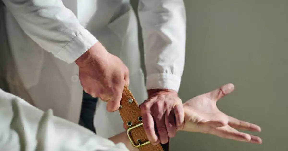  «Көршісін пышақтаған»: Атырауда пациентті бақыламаған психиатр мамандар жазаланды 