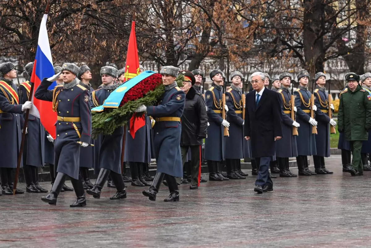 Токаев возложил цветы к памятнику-мемориалу "Могила неизвестного солдата"