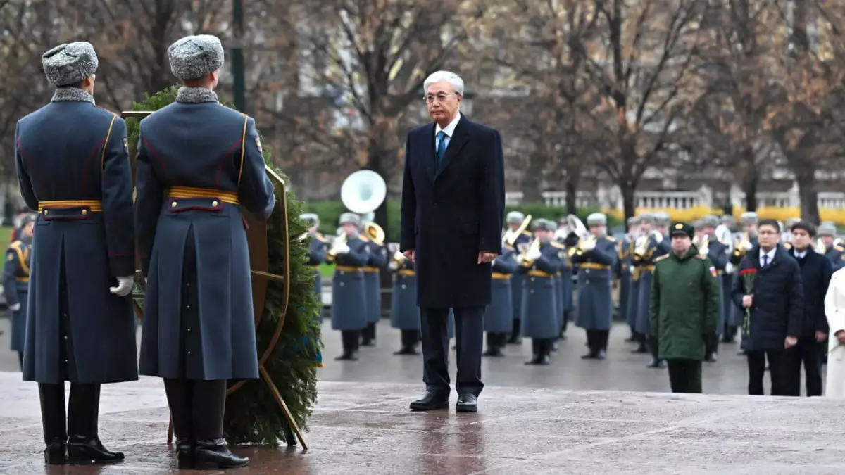 Тоқаев "Белгісіз жауынгер бейіті" ескерткішіне гүл қойды