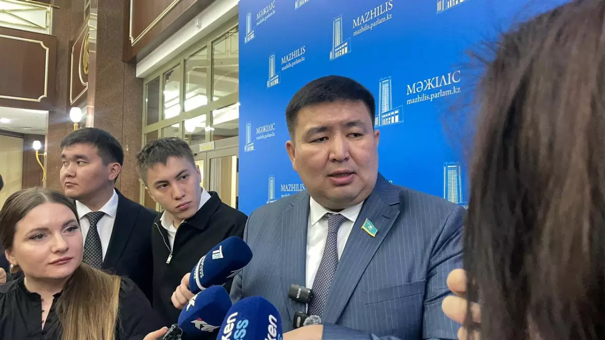 «Мәдениетсіздіктің көрінісі»: Елнұр Бейсенбаев ЛГБТ-ға қатысты пікір білдірді