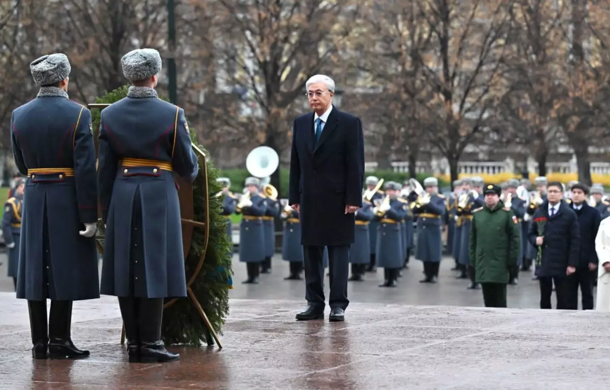 Мемлекет басшысы «Белгісіз жауынгер бейіті» ескерткіш мемориалына гүл шоғын қойды