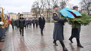 Тоқаев "Белгісіз жауынгер бейіті" ескерткішіне гүл шоғын қойды