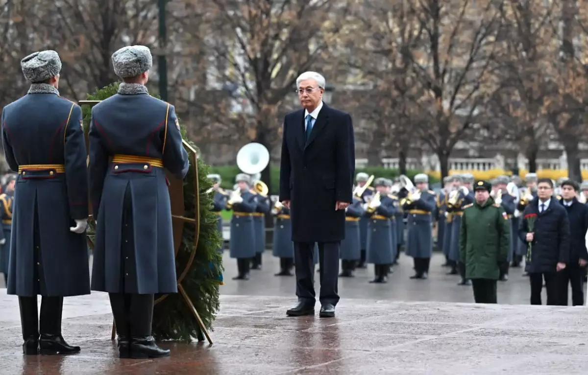 Мемлекет басшысы «Белгісіз жауынгер бейіті» ескерткіш мемориалына гүл шоғын қойды
