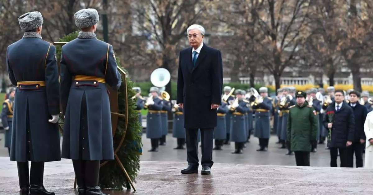  Мемлекет басшысы «Белгісіз жауынгер бейіті» ескерткіш мемориалына гүл шоғын қойды 