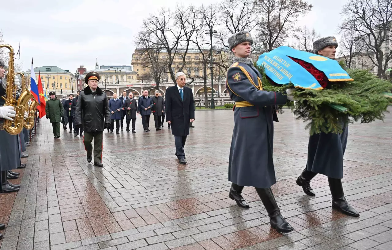 Тоқаев «Белгісіз жауынгер бейіті» ескерткіш мемориалына гүл шоғын қойды