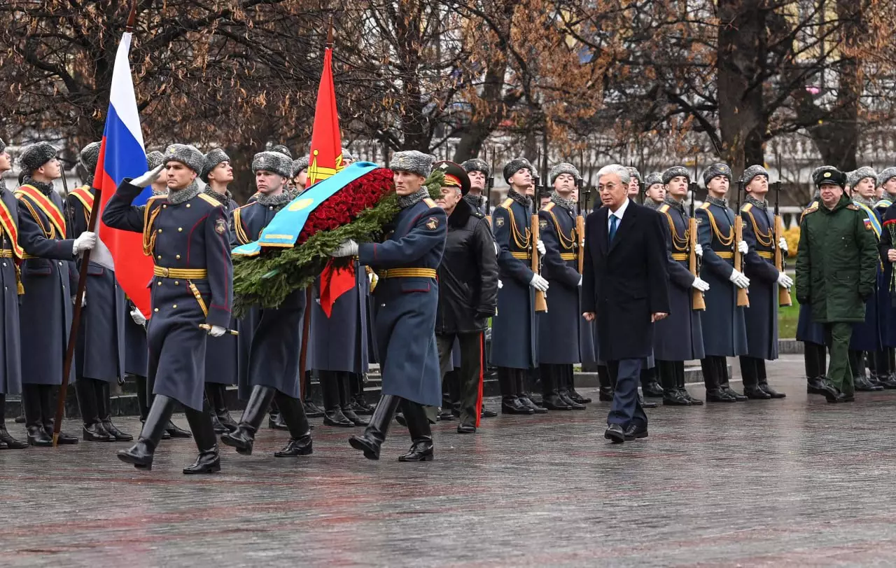 Президент «Белгісіз жауынгер бейіті» ескерткіш мемориалына гүл шоғын қойды