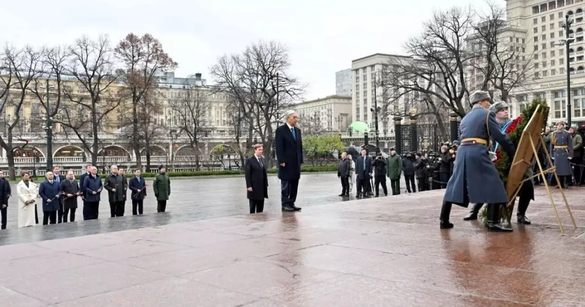  Президент «Белгісіз жауынгер бейіті» ескерткіш мемориалына гүл шоғын қойды 