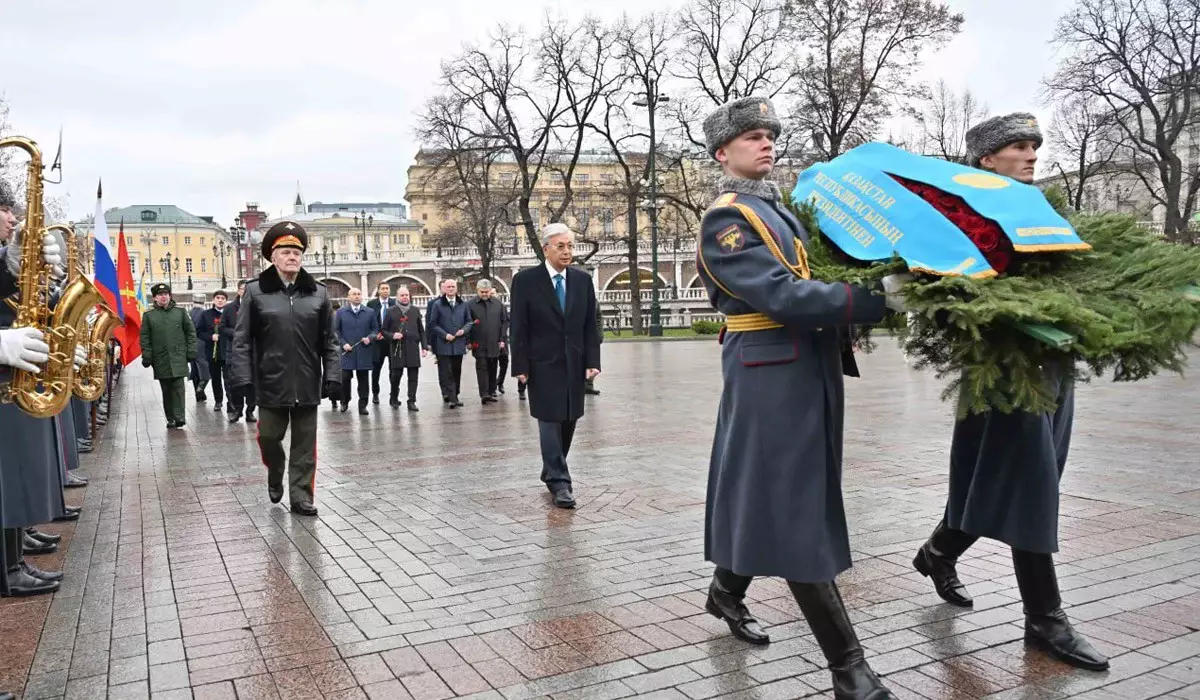 Тоқаев «Белгісіз жауынгер бейіті» ескерткіш мемориалына гүл шоғын қойды
