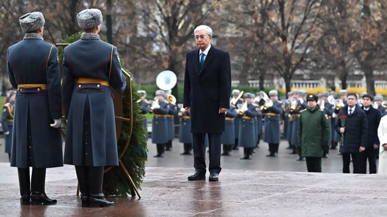 Тоқаев «Белгісіз жауынгер бейіті» ескерткіш мемориалына гүл шоғын қойды