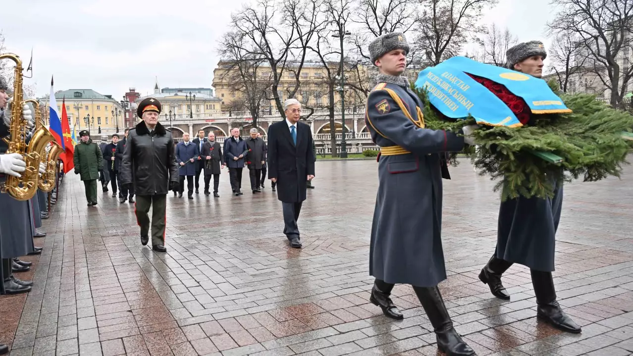 Мемлекет басшысы «Белгісіз жауынгер бейіті» ескерткіш мемориалына гүл шоғын қойды