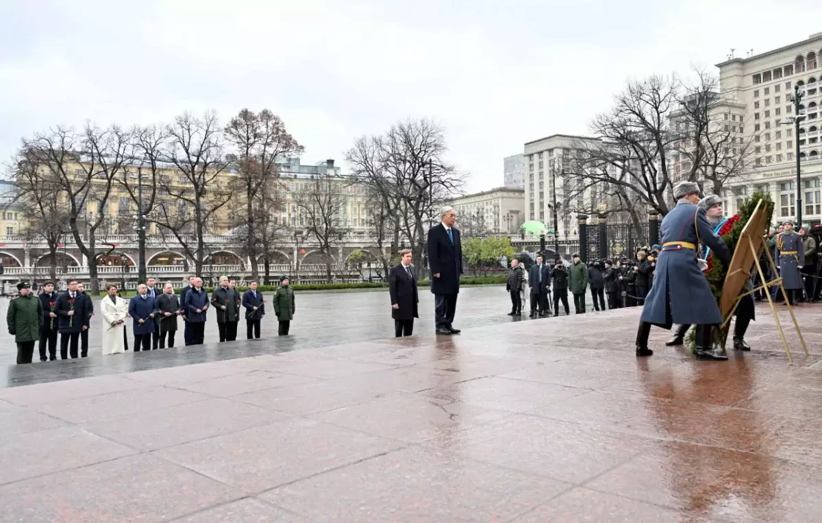 Второй день визита Токаева в Москву: от возложения цветов до встреч