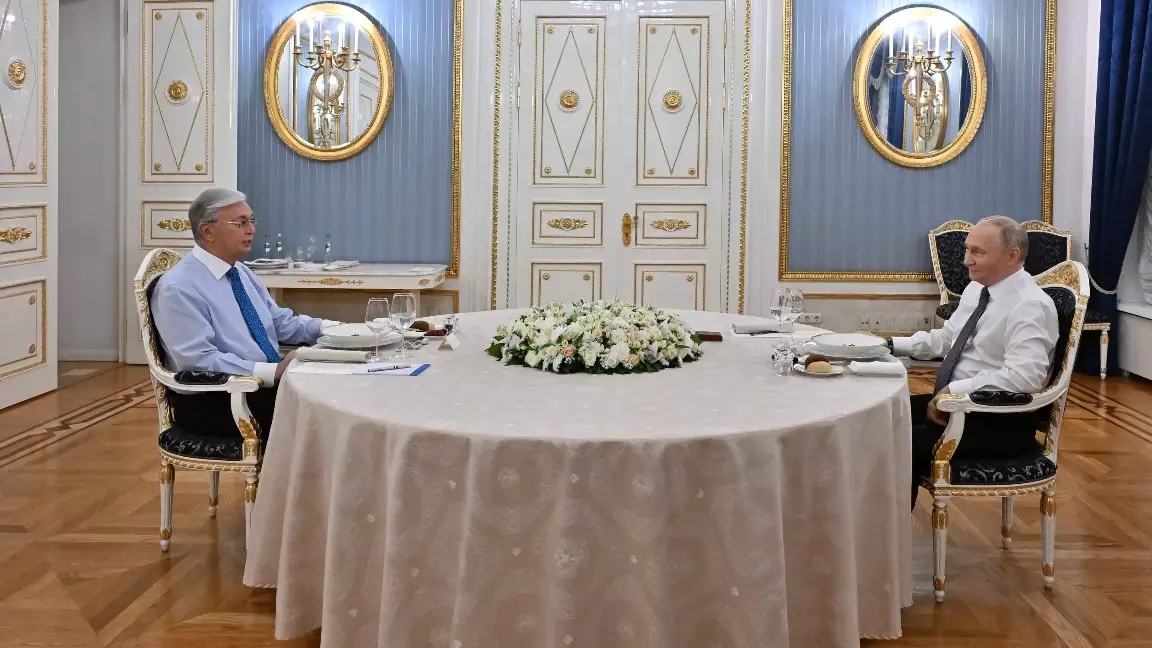 Тоқаев Путинмен екі сағатқа жуық жүзбе-жүз әңгіменің шет жағасын айтты