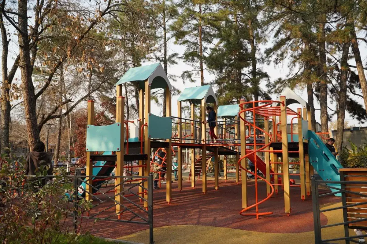 В Медеуском районе Алматы обновляют 60 дворов