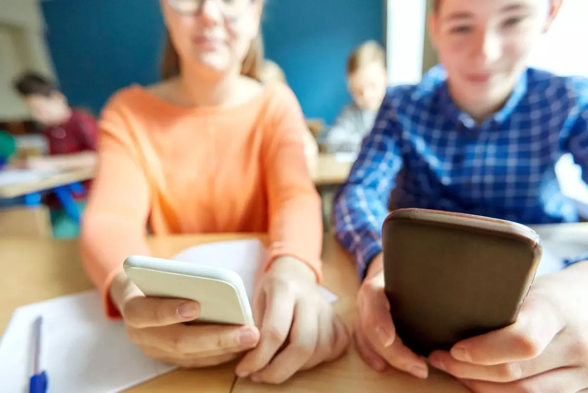 Депутат выступила за запрет смартфонов на уроках