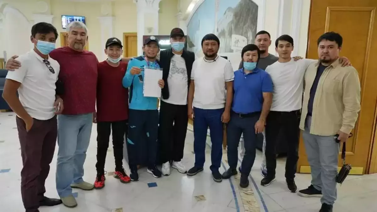 Бекболат Тілеухан қымбат көлік сыйлаған балуан Ресейде күрес мектебін ашты