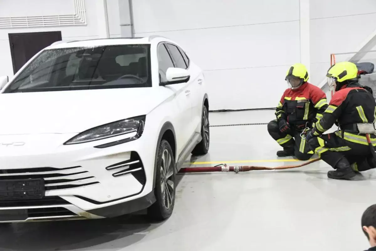 Загорелся электромобиль: спасатели объяснили, что делать