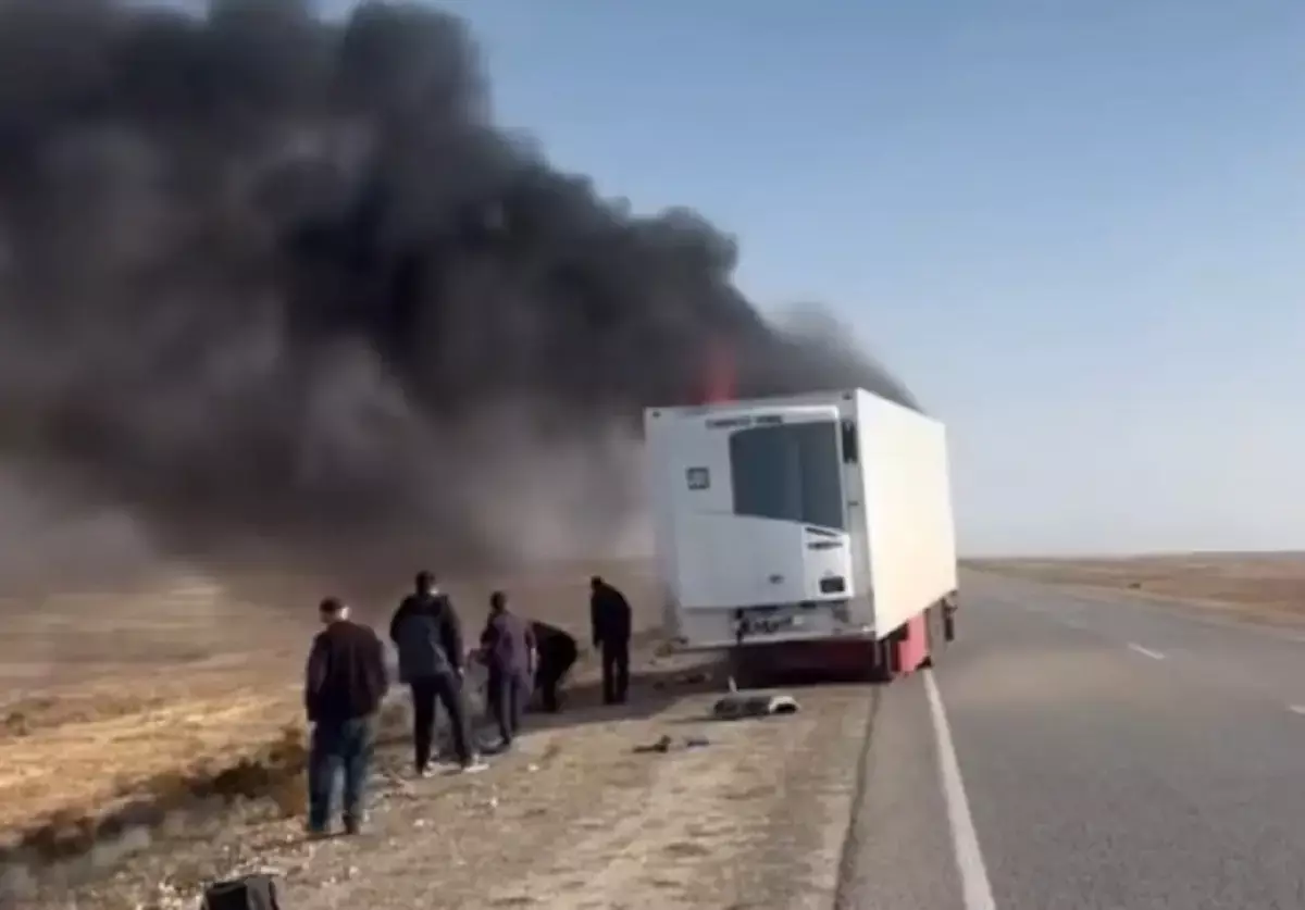 Момент возгорания прицепа грузовика попал на ВИДЕО в Мангистау - новости на Lada.kz 12.11.2025