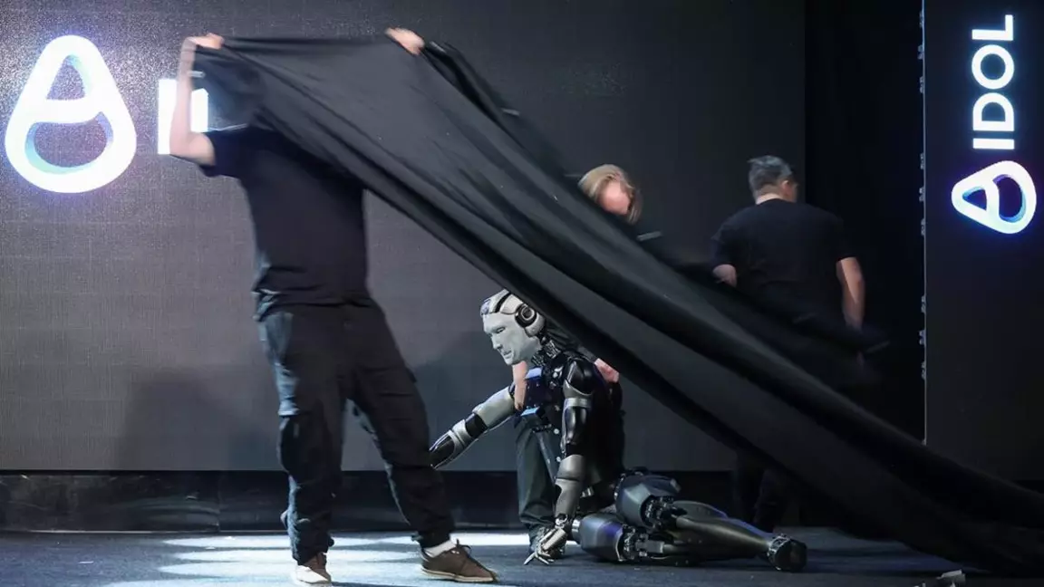 Мәскеуде таныстырылым кезінде жаңа робот қирап қалды